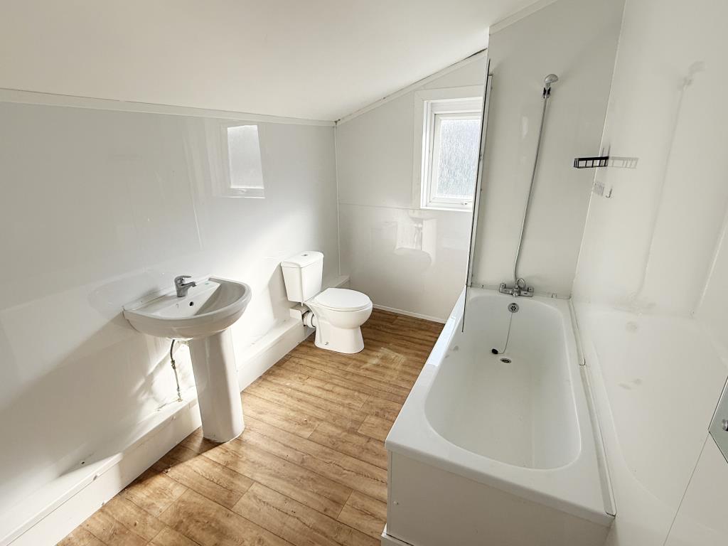 Lot: 27 - HOUSE IN NEED OF MODERNISATION - Bathroom in house in need of refurbishment